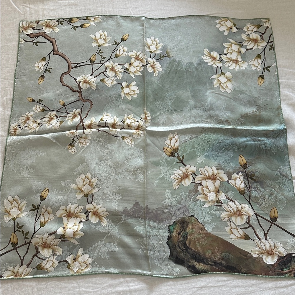 NWT reversible Square 25.5inch 100% silk Floral Silk Scarf